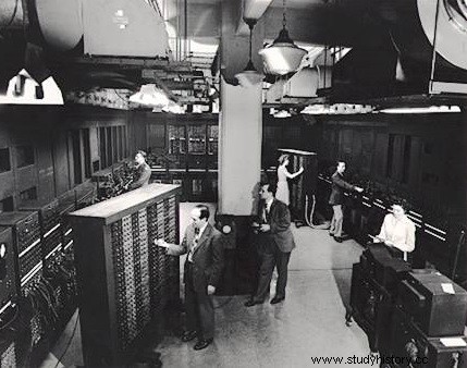 최초의 컴퓨터(ENIAC, 1946) 