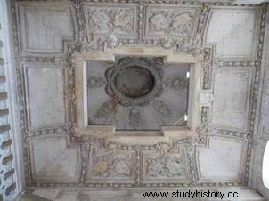독특한 이야기를 지닌 블루아 성(Château de Blois) 