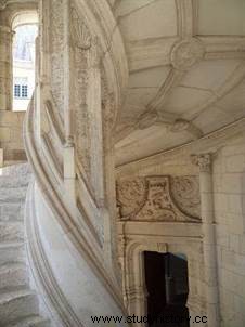 독특한 이야기를 지닌 블루아 성(Château de Blois) 