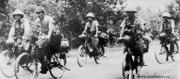 自転車に乗った日本人がイギリス軍に屈辱を与えた日 