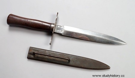 1870 복수심의 트렌치 16 단검 칼 