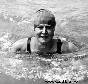 영국 해협을 최초로 수영하여 횡단한 거트루드 에델(Gertrude Ederle) 