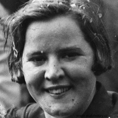 영국 해협을 최초로 수영하여 횡단한 거트루드 에델(Gertrude Ederle) 