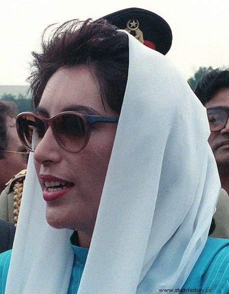 ベナジール・ブット、パキスタン首相 