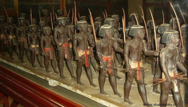 紀元前2200年から2160年。西暦:第1中間期 