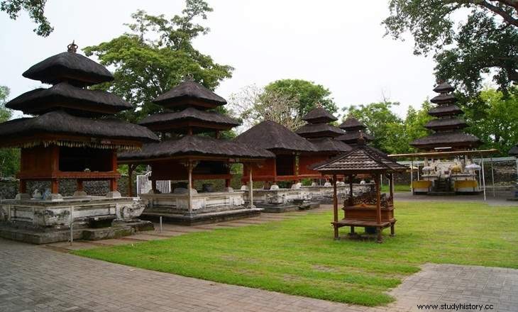 インドネシアの日常における寺院の文化的重要性 