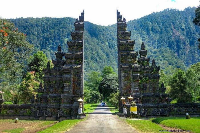 インドネシアの日常における寺院の文化的重要性 