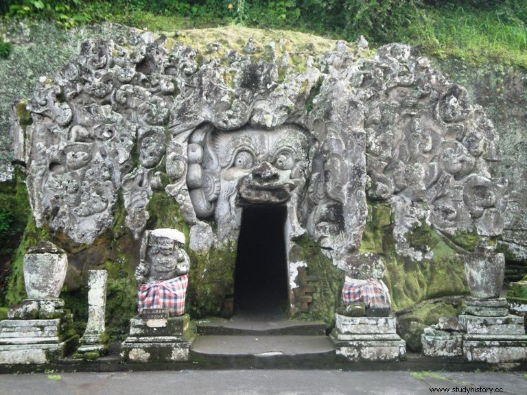 インドネシアの日常における寺院の文化的重要性 
