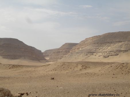 エジプトのアビドス墓地で5,500年前の墓が発見 