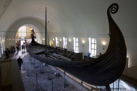 ノルウェーで珍しいバイキングの墓船発見 