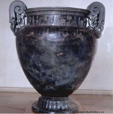 ケルトの王女、ヴィックスの淑女の古代の墓が地面からそびえ立っています 