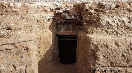 ロムルスの墓とされるものはローマのフォーラムで発見されましたか? 