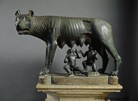 ロムルスの墓とされるものはローマのフォーラムで発見されましたか? 