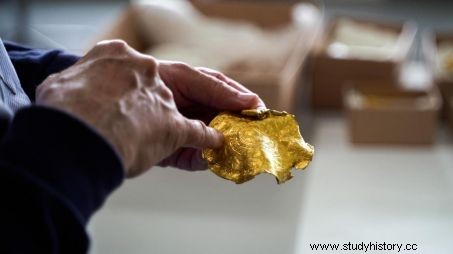 ルーン文字の碑文で飾られた金のメダリオンがデンマークの歴史をひっくり返す 