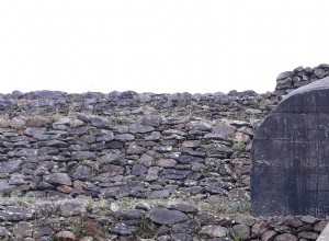케른 드 몽 프티(Cairn de Mont Petit), 거석 무덤부터 제2차 세계대전 당시 독일 벙커까지. 