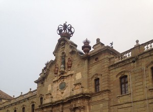 논란의 여지가 있는 Felipe V의 Cervera 시 선물 