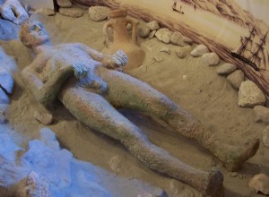 바다 밑바닥에서 씨앗과 과일이 들어있는 그리스 조각 Apoxyomeno 