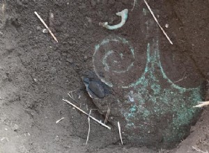 デンマークで発見された青銅器時代の角と儀式用の斧を備えた珍しい両面像 