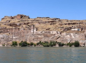 ラムカレ、ユーフラテス川のほとりにある古代の要塞で、ボートでのみアクセス可能 