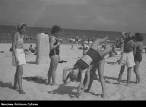 Сексуальные излишества, неприличные костюмы и последние минуты беззаботности. Как поляки развлекались на летних каникулах 1939 года 