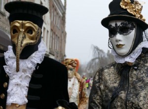 生と死のマスク - ベネチアのカーニバルのシンボルの背後にあるものは何ですか? 