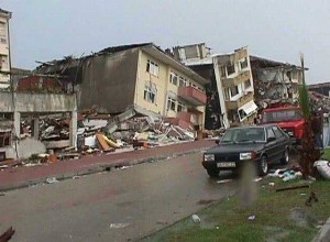 Даже 45 тысяч убитых и вдвое больше раненых. Природная катастрофа, положившая начало впечатляющей реконструкции Турции 
