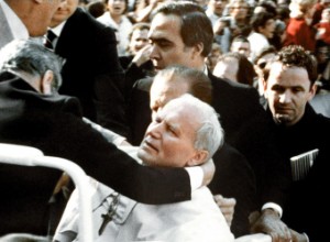 Сколько человек пострадало при нападении на Иоанна Павла II? 