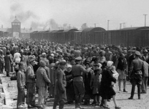 «Мы были предметами одноразового использования». Самые жуткие эксперименты доктора Менгеле [18+] 