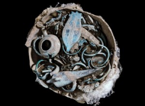 短剣、腕輪、斧の刃：アリエでの発掘により、青銅器時代に遡る記録的な品物の蓄積が明らかになりました 