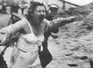 리비프 포그롬(Lviv Pogrom) 당시 무장한 남자들에게 쫓기는 반나체 여성 