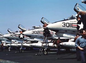 USS「シャングリラ」：甲板上の珍しい航空機の貴重な映像 